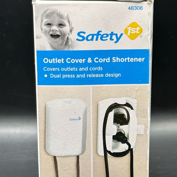 NEW Safety 1st Outlet Cover With Cord Shortener - Picture 2 of 4